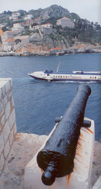 flying doplhin hydrofoil enters hyrda port